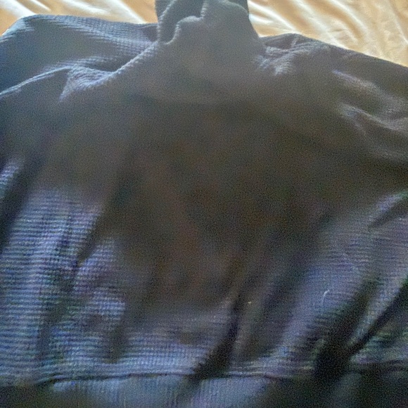 ALO Yoga Black Activewear Top with Logo Tag - Picture 4 of 4